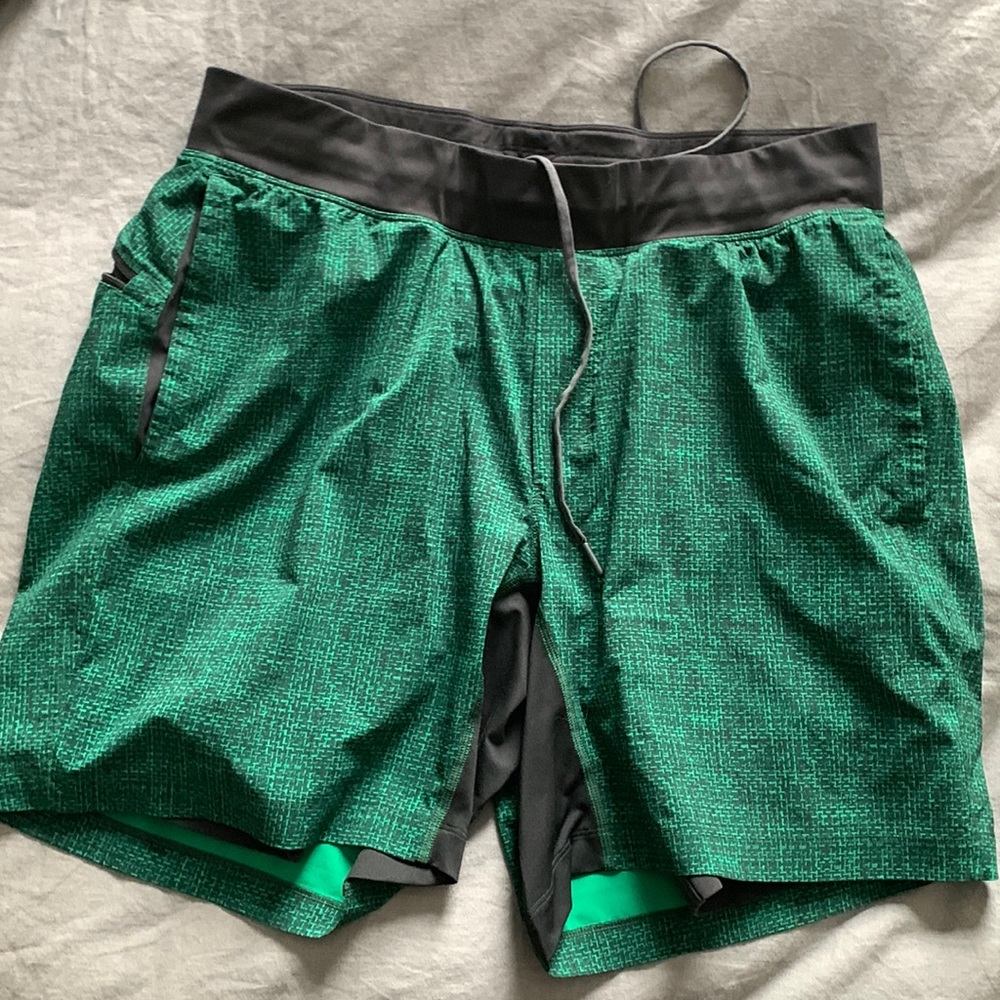Men’s lulu lined shorts XL